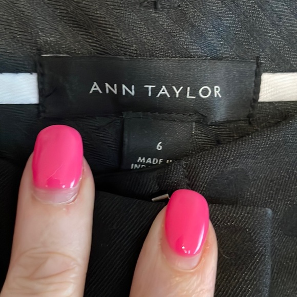 NWOT ⚫️ Ann Taylor ⚫️ Black on Black Polka Dots Tapered Size 8 Pants - Picture 2 of 3